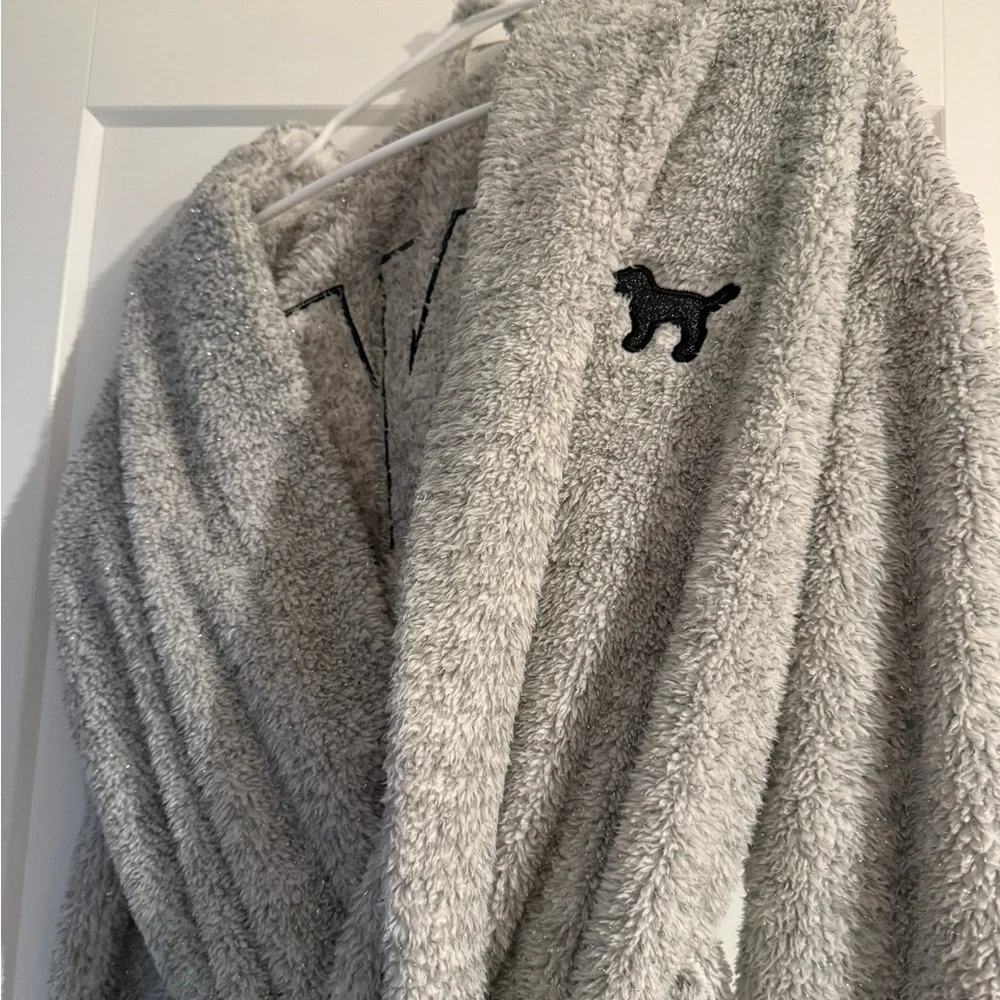 VS PINK RARE PLUSH ROBE - Picture 2 of 4